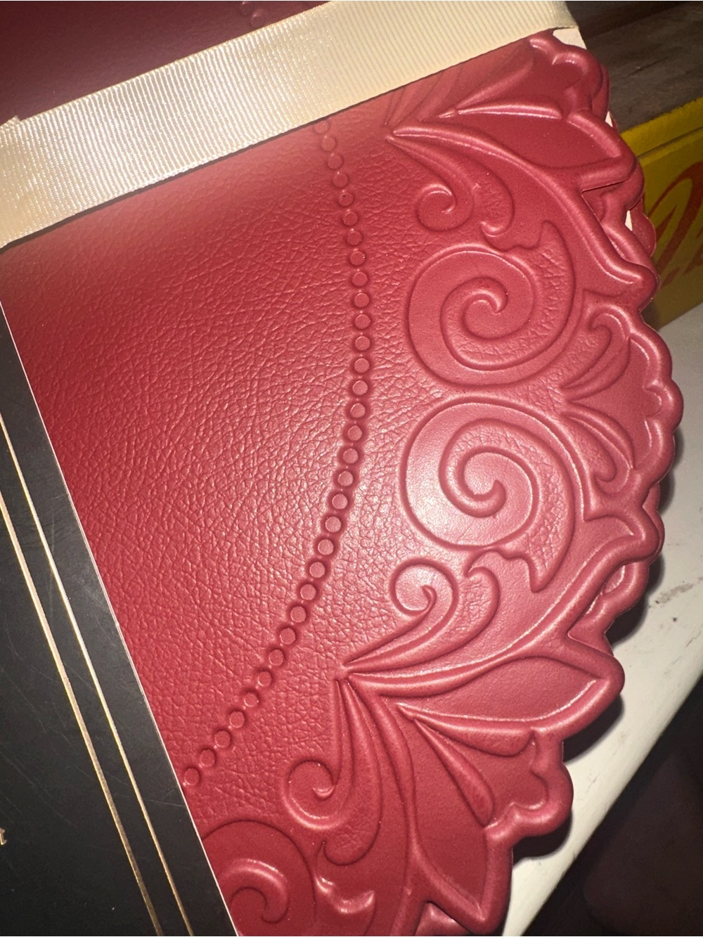 Envogue Home 4 Embossed Faux Leather Placemats ~ New - Picture 5 of 5